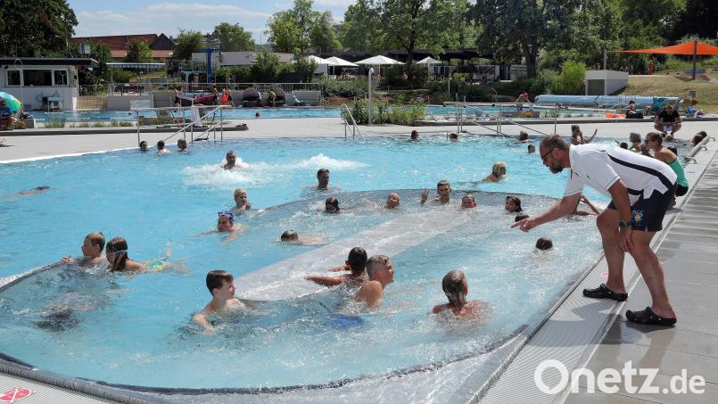 Gelegentlich sind mahnende Worte des Bademeisters gerade im Wildwasser-Kanal angebracht. Dieses Archivbild ist von August 2022, am vergangenen Sonntag war der Andrang im Aquafit-Becken ungleich größer. Bild: Wolfgang Steinbacher