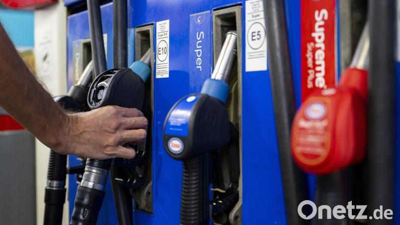 Absicht oder ein Versehen? In Marktredwitz hat eine Autofahrerin zwar getankt, aber nicht für den Kraftstoff bezahlt. Symbolbild: Lennart Preiss/dpa