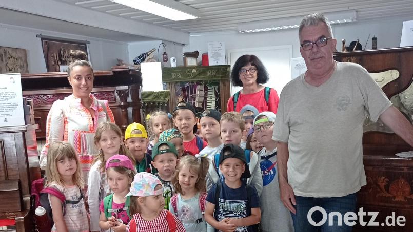 Mädchen und Buben des Kemnather Kindergartens besuchten das „Musikeum“ von Anton Heindl (rechts). Bild: Karin Schraml/exb