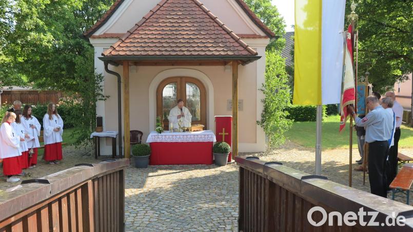 „Im Herzen Jesu tritt uns die Liebe Gottes sichtbar entgegen“, betonte Pfarrer Heribert Stretz 
beim Festgottesdienst vor der Herz-Jesu Kapelle in Reuth. Bild: jzk