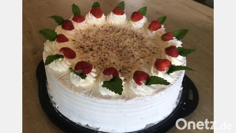 Die Erdbeerwelle ist nicht nur hübsch anzusehen. In ihr verbirgt sich ein leckerer Biskuitteig und eine sahnige Creme mit frischen Erdbeeren. Bild: Irma Held