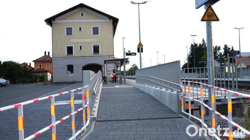 Der Bahnhof Schwarzenfeld ist barrierefrei ausgebaut. Der Zugang zu Bahnsteig eins erfolgt über eine Rampe. Gleis zwei soll nun mit einer Unterführung erschlossen werden. Bild: Hirsch