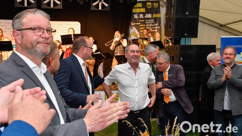Bayerns stellvertretender Ministerpräsident Hubert Aiwanger erhält schon Applaus, bevor er im Freihunger Festzelt zu einer gut einstündigen Rede ansetzt. Bild: Petra Hartl