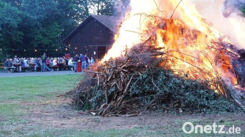 Die Johannisfeuer sind immer wieder ein Besuchermagnet. Momentan überlegen viele Veranstalter, ob sie die Feuer wegen der Trockenheit entzünden. Archivbild: bkr