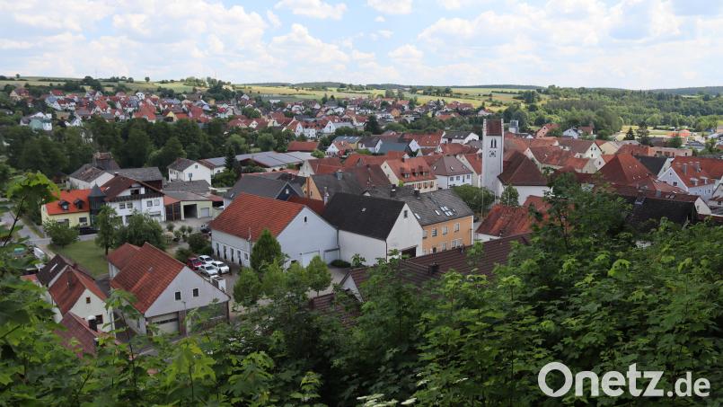 Der Markt Rieden feiert sein 700-jähriges Bestehen am 20. und 21. Juli 2024. Rund um die Pfarrkirche Mariä Himmelfahrt soll es hoch hergehen mit Festzelt, Festbetrieb, historischer Musik und buntem Treiben. Bild: mrr