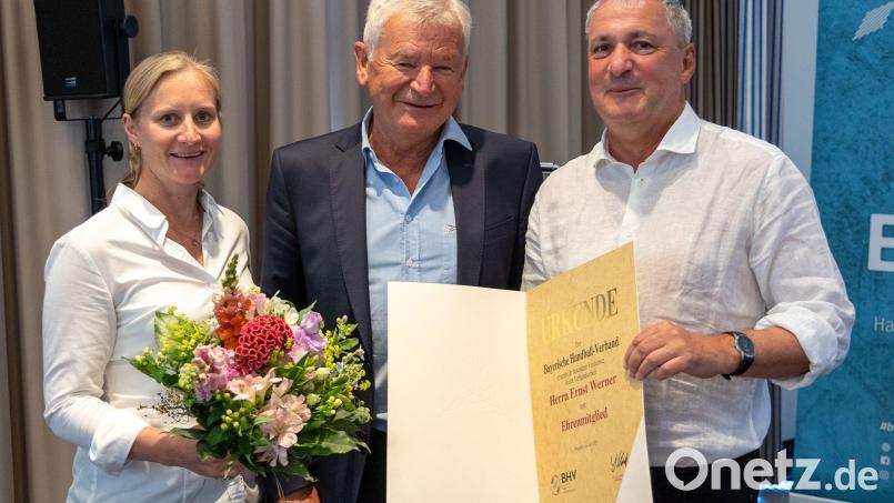 Ernst Werner (Mitte) war zwölf Jahre Vizepräsident Bildung im Bayerischen Handballverband. Für seine Verdienste wurde der Weidener beim Verbandstag in Bad Brückenau ausgezeichnet. Geschäftsführerin Stefanie van Eck und Präsident Georg Clarke ehrten den langjährigen Funktionär. Bild: Guenter Uschold