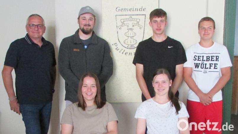 Der Jugendgemeinderat mit Bürgermeister Hubert Kraus (stehend, von links) Jungbürgermeister Julian Krös, Julian Beierkarre und Max Pinzer sowie (sitzend, von links) Lena Franz und Brigitta Rickauer. Bild: exa