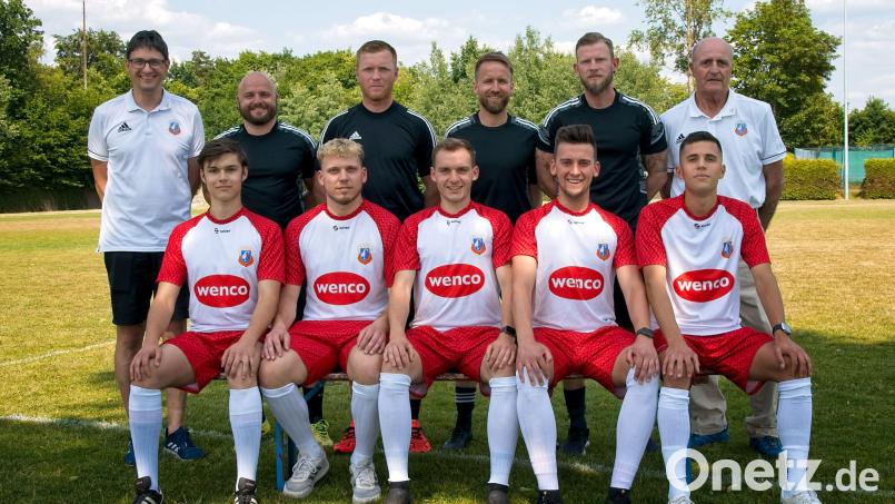 Das Trainer- und Funktionärsteam der SpVgg Vohenstrauß präsentiert die Neuzugänge: (hintere Reihe von links): 1. Vorsitzender Uli Münchmeier, Dennis Strohbach, Martin Schuster, Michael Singer, Nico Neidhardt, 2. Vorsitzender Thomas Groß; (vordere Reihe von links): Toni Grötsch, Volker Lorenz, Daniel Füssl, Valmir Shabani, Michael Bündgens. Bild: Markus Wildenauer