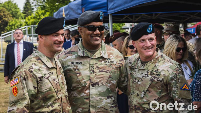 Drei Generäle auf einem Bild: Steven P. Carpenter (links) hat am Dienstag das Kommando in Grafenwöhr von Joseph E. Hilbert (rechts) übernommen. Darryl Williams gratulierte. Bild: Spc. Christian Carrillo