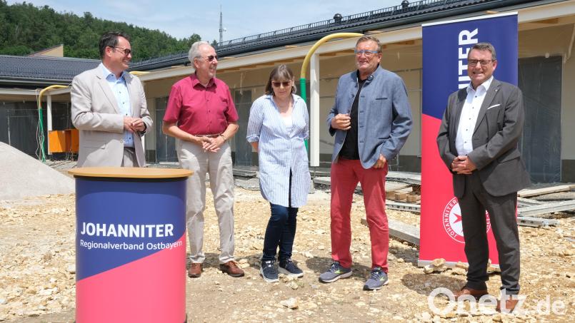 Die Vertreter der Marianne-und Reinhard-Wolf-Stiftung, Heiner Sauren (Zweiter von rechts) und Fritz Neumüller (Zweiter von links) erklärten an der Baustelle, wie wichtig ihnen die Unterstützung der Hospiz-Arbeit sei. Johanniter-Regionalvorstand Martin Steinkirchner (rechts) bedankte sich für die Spende. Bild: Hirsch