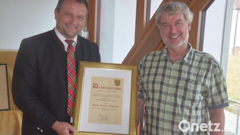Bürgermeister Anton Kappl (links) verabschiedet Rainer Schmeidl nach 21 Jahren als Marktgemeinderat. Bild: fz