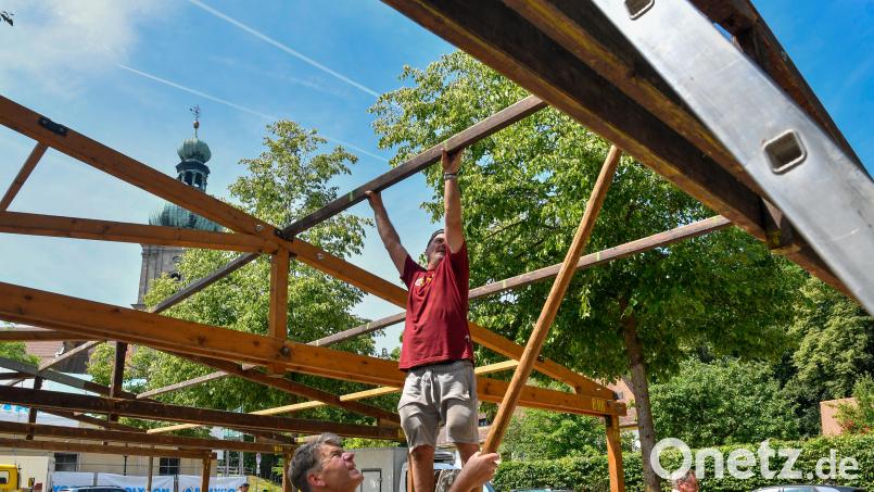 Der Aufbau der Bierzelte und Verkaufsbuden auf dem Festplatz am Mariahilfberg läuft auf vollen Touren oder ist bei vielen gar schon (fast) beendet. Alle packen an, damit es an diesem Samstag losgehen kann mit dem beliebten neuntägigen Bergfest. Bild: Petra Hartl