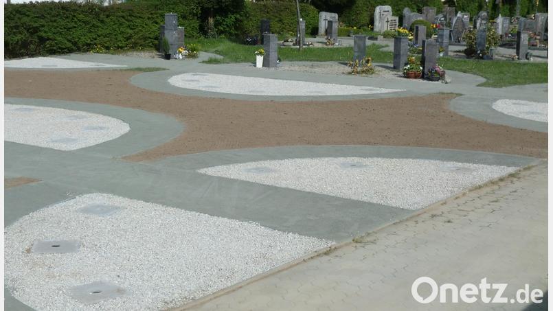 Im Schnaittenbacher Friedhof ist ein neues Feld für 36 Urnenstelen angelegt worden, die insgesamt bis zu 144 Urnen fassen können. Bild: sh