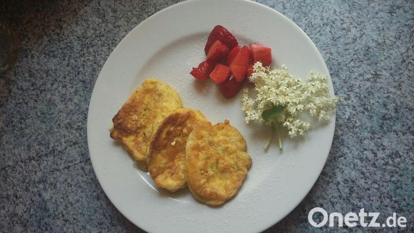 Zu Holunder-Datschis passen Erdbeeren wunderbar. Wer mag, gibt noch eine Kugel Vanilleeis auf den Teller. Bild: Nicole Schöner
