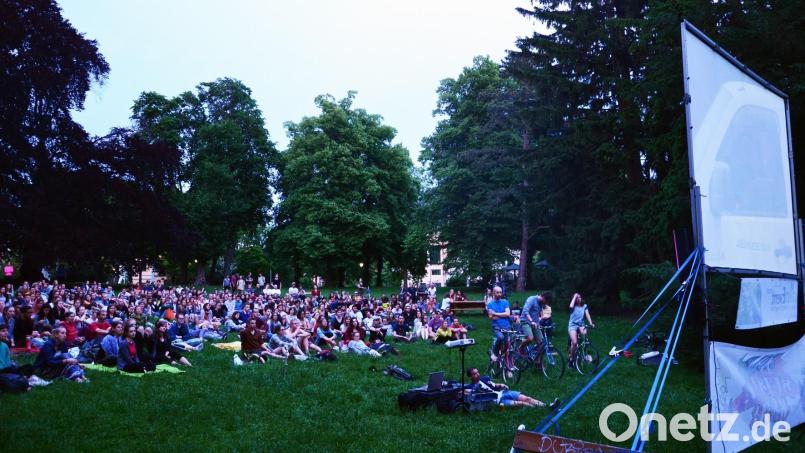 So ähnlich könnte es am 1. Juli am Etzenrichter Sportplatz zugehen. Drei Leute treten in die Pedale, damit Hunderte auf Picknickdecken entspannt einen Film genießen können. Bild: Lukas Hartwig/exb