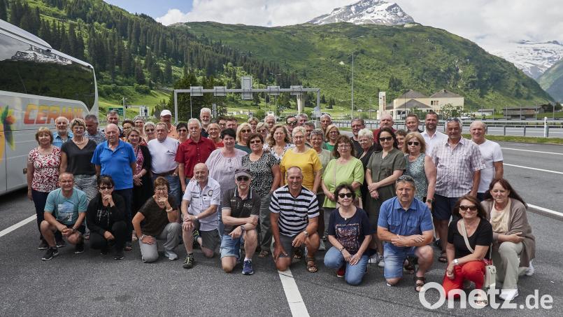Das Gruppenbild entstand während eines Stopps auf dem San Bernardino Alpen-Pass, der Hauptwasserscheide und Sprachgrenze zwischen Deutschland und der Schweiz. Bild: Wolfgang Bahl/exb