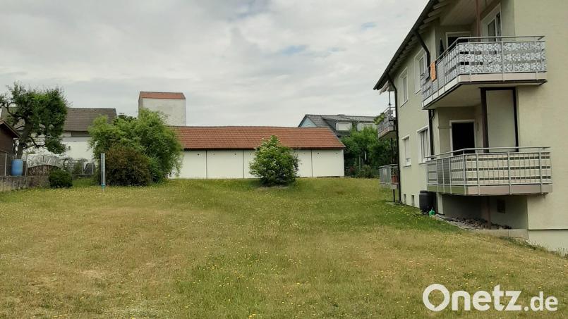 Die Gemeinnützige Baugenossenschaft Erbendorf möchte auf dem Areal in der Josef-Höser-Straße ein Mehrfamilienwohnhaus mit sechs Wohneinheiten schaffen. Rechts im Bild ein Wohnhaus der Baugenossenschaft. Bild: Dieter Döppl/exb