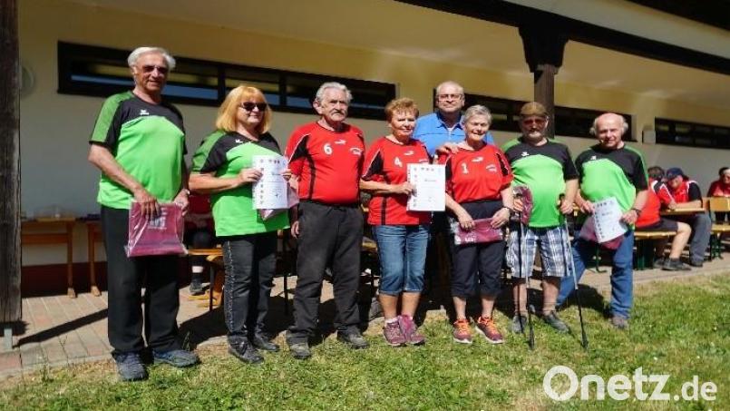 Die Erstplatzierten bei den Petanque-Oberpfalzmeisterschaften: RBA Neumarkt 1 (links) holte den Titel, Neumarkt 2 (rechts) wurde Zweiter vor dem BVS Weiden 2. Günter Herbolsheimer (blaues Hemd), BVS-Abteilungsleiter Bayern, gratulierte. Bild: jzk