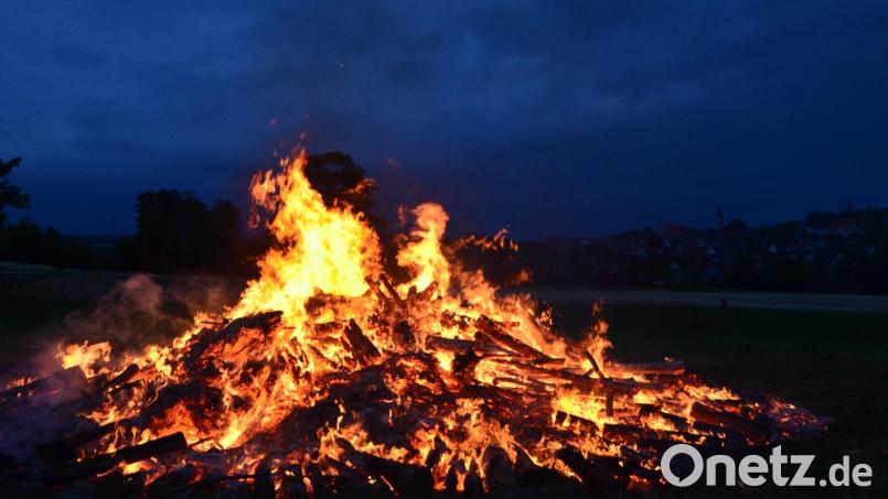 Das Johannisfeuer in Tröglersricht ist – anders als das auf dem Symbolbild – zu früh entzündet worden. Erneut. Die Polizei Weiden sucht Zeugen. Symbolbild: dob