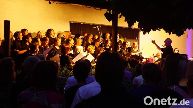 Für das Konzert war das Atrium am Georgsbrunnen stimmungsvoll beleuchtet worden. Bild: Uli Hanf/exb