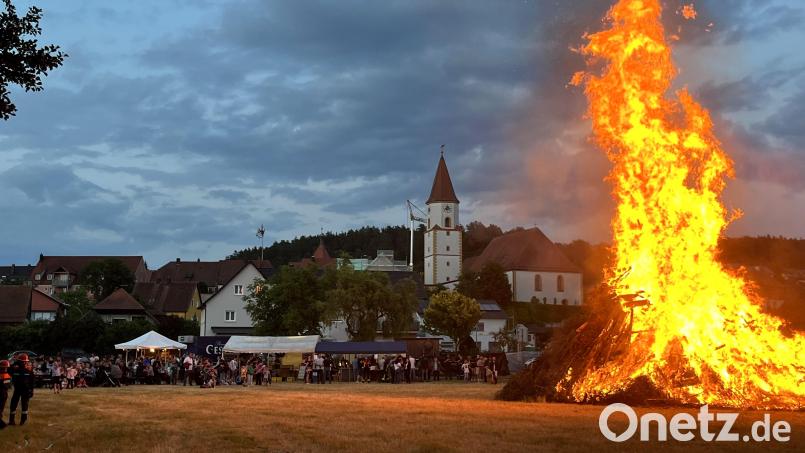 Hoch loderte das Johannisfeuer in Luhe. Die Bevölkerung nahm diese Veranstaltung mit tollem Besuch an. Bild: R. Kreuzer