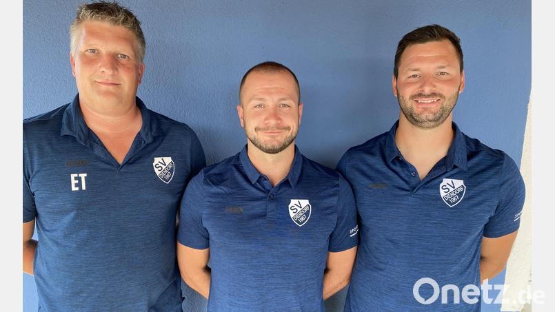 SVD-Spartenleiter Thomas Ehemann mit Trainer Sebastian Ring und Co-Trainer Michael Prey (von links) Bild: SV Diendorf/exb