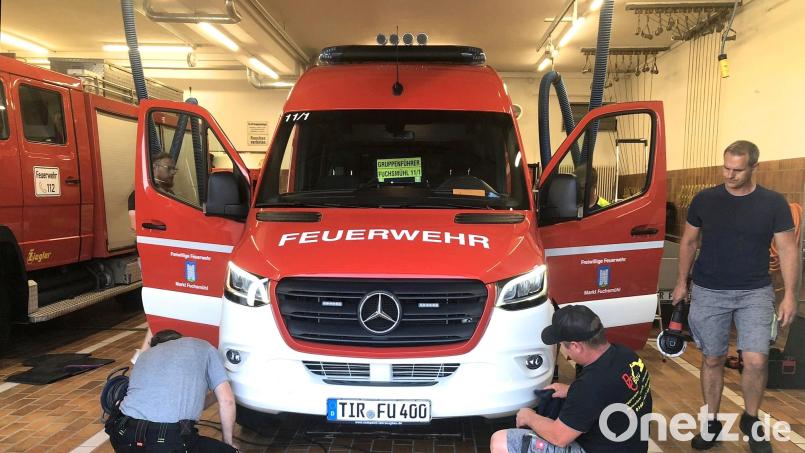 Fahrzeuge und technische Ausstattung betreuen die Maschinisten, Löschmeister Markus Burger (rechts) und Hauptfeuerwehrmann Jürgen Koller. Unterstützt werden sie aktuell am Waschtag von den Hauptfeuerwehrmännern Stephan Weiß, Christoph Burger (von links) und weiteren Helfern aus den Reihen der Feuerwehr Fuchsmühl. Bild: wro