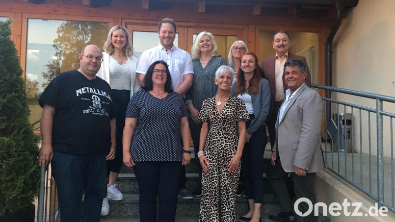 Die Narrhalla Rot-Gelb Amberg hatte Jahreshauptversammlung (hinten, von links): Anja Weigl, Henner Wasmuth (Prinz Henner I.) Sieglinde Weigl, Helga Keck, Reinhard Scharl sowie (vorne, von links) Oliver Fiebig, Martina Fiebig, Iska Rausch v.Traubenberg, Elena Obermeier und Jürgen Mühl. Bild: Mühl/exb