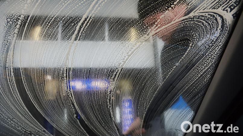 In Sachen Sonntagsöffnung von Waschanlagen sehen die Weidener jetzt klarer. In etwa zwei Wochen könnten die Autos den Waschgang zu ungewohnter Zeit einlegen. Bild: Gabi Schönberger