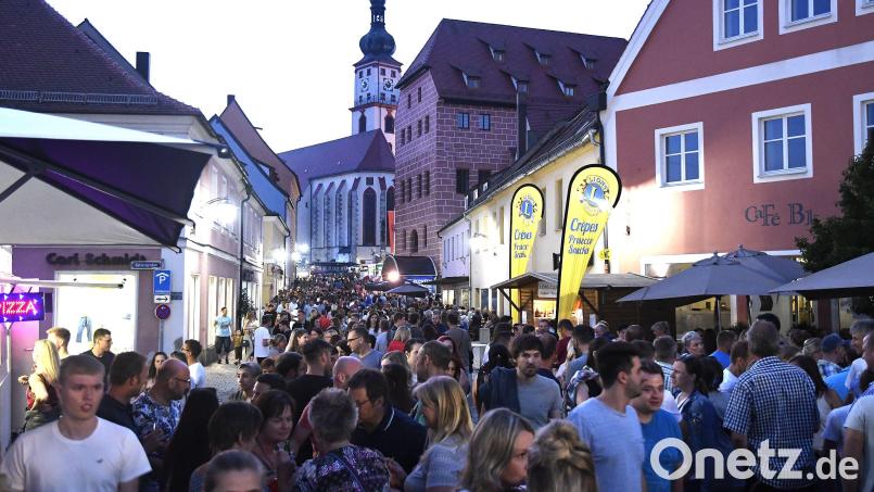 Die Sulzbach-Rosenberger Altstadt verwandelt sich am Samstagabend traditionell in eine Freiluft-Partyzone. Hier der Abschnitt zwischen Cafè B1 und Marienkirche. Archivbild: Petra Hartl