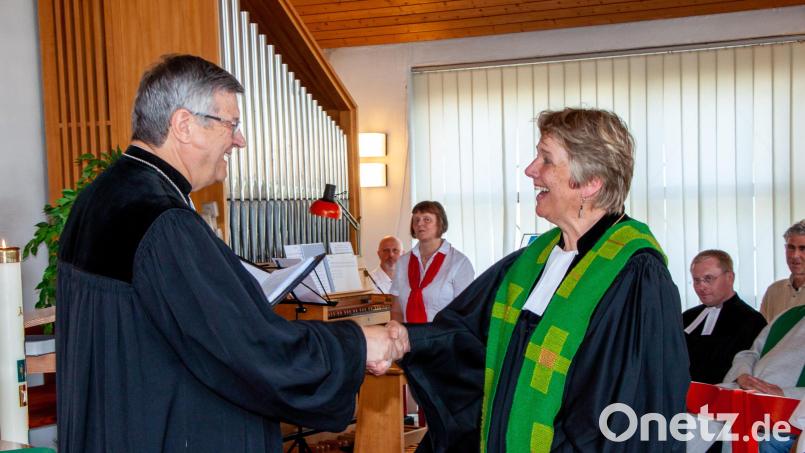 Dekan Karlhermann Schötz verabschiedet Pfarrerin Barbara Hofmann. Bild: wgw