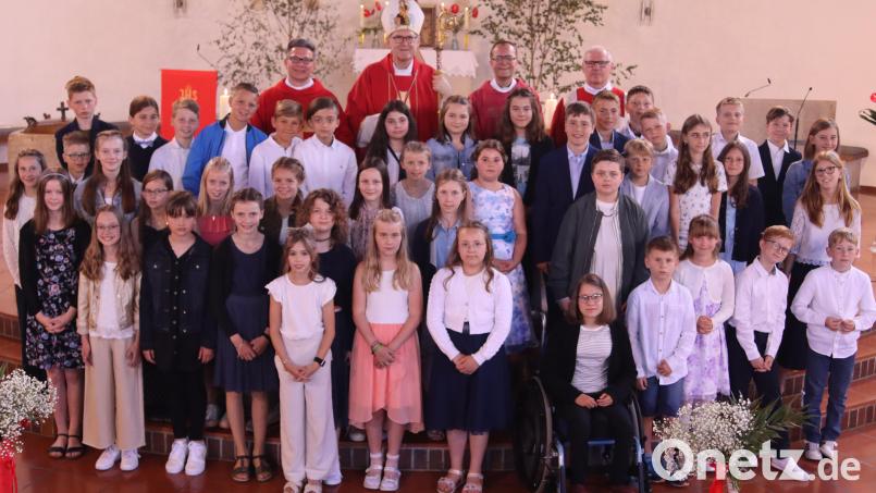 Die Firmlinge der Pfarreien von St Konrad und St. Martin mit (hinten, von links) dem Pfarrer von St. Konrad, Michael Jakob, Weihbischof Josef Graf, dem Pfarrer von St. Martin, Thomas Helm, und Diakon Richard Sellmeyer. Bild: ads