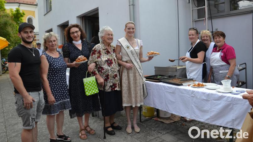 Beim Holunderfest des Frauenbundes begrüßen die Vorsitzenden Angelika Hierold (Dritte von links) und Maria Bäumler (Zweite von links) Holunderkönigin Monika Hirtreiter mit ihrem Mann Johann. Darüber freut sich besonders Oma Lina Bernhard an ihrer Seite. Auch die drei Bäckerinnen strahlen. Bild: gi