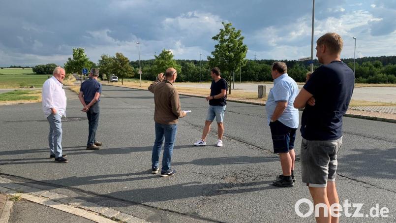 Bauamtsleiter Stefan Ott erläutert den Mitgliedern des Bau- und Umweltausschusses die Straßenschäden im Industriegebiet West I. Bild: Markt Wernberg-Köblitz/exb