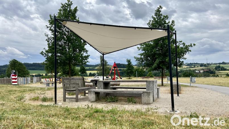 Die Krummennaaber Spielplätze – im Bild der beim Bürgerpark – sind mit Sonnensegeln ausgestattet. Eine solche Lösung könnte sich SPD-Stadtrat Anton Hauer auch für den Spielplatz bei der Erbendorfer Stadthalle vorstellen. Bild: nza