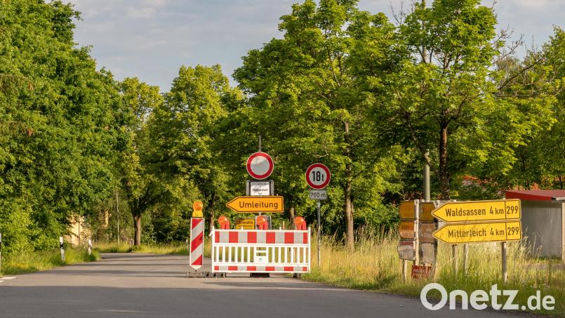 Im Dezember vergangenen Jahres kam es auf der Kreisstraße TIR 3 zwischen Steinmühle und Königshütte zu einem Steinschlag. Seitdem ist die Straße für Fußgänger, Auto- und Radfahrer gesperrt. Bild: Susanne Forster