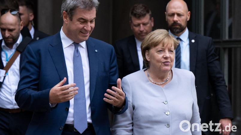 Bayerns Ministerpräsident Markus Söder begrüßt Altkanzlerin Angela Merkel vor der Residenz. Bild: Sven Hoppe/dpa