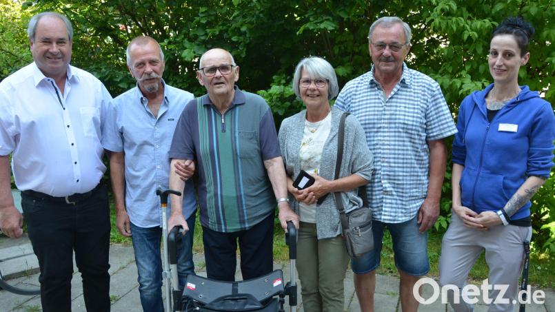 Unser Bild zeigt (von links) Dritten Bürgermeister Josef Schwägerl, Sohn Siegfried, Jubilar Helmut Teichert, Tochter Evi, Sohn Walter und stellvertretende Stationsleiterin Jennifer Winkler. Erst seit April diesen Jahres ist der Jubilar im Haus „Phönix“ in Mitterteich. Bild: jr