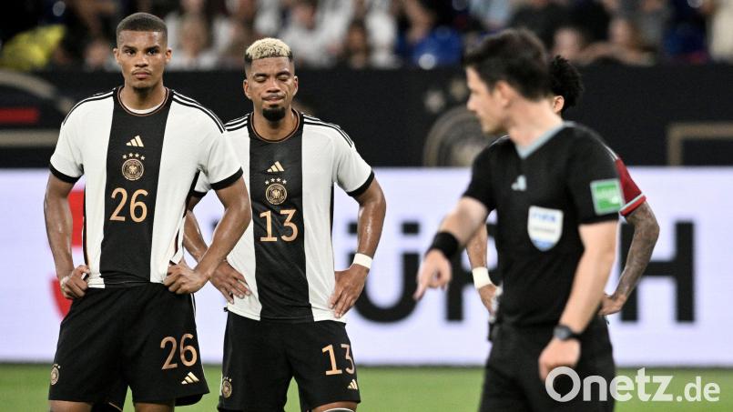 Frust pur: Deutschlands Malick Thiaw (links) und Benjamin Henrichs nach dem Elfmeterpfiff für Kolumbien. Das Bild spricht Bände. Bild: Bernd Thissen/dpa