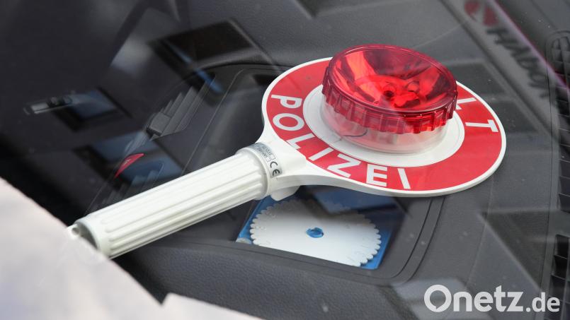 Die Polizei will denjenigen anhalten, der in Oberbibrach einen Unfall verursachte - und davonfuhr. Symbolbild: Petra Hartl