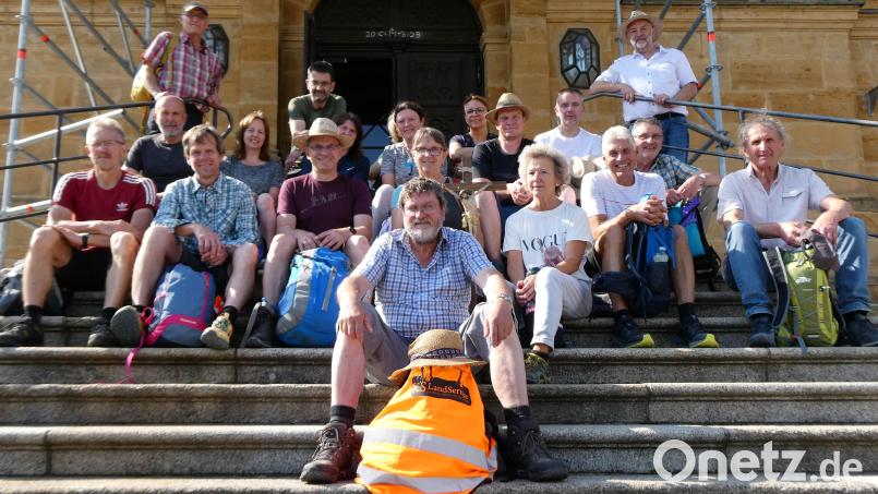 Die Waldauer Wallfahrer kommen müde, aber bestens gelaunt auf dem Mariahilfberg in Amberg an. Bild: dob