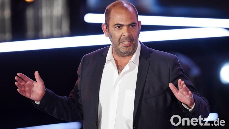 Der Kabarettist Hannes Ringlstetter tritt bei der Verleihung des Bayerischen Fernsehpreises auf. Bild: picture alliance/Tobias Hase/dpa/Archivbild