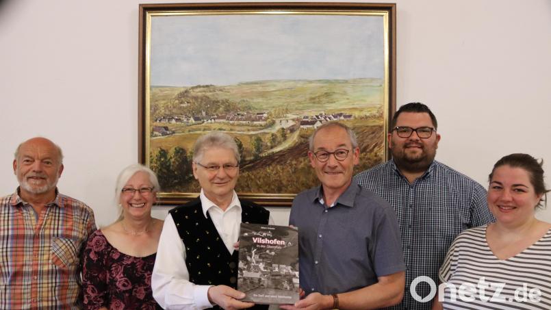 Vilshofens Ortsheimatpfleger Albert Kräuter (Dritter von links) überreicht das erste Exemplar seines Buches über Vilshofen an Bürgermeister Erwin Geitner (Vierter von links). Mit dabei (von links): Werner Meiler vom Heimatverein Rieden, Gisela Schaad vom Maxnhaus in Vilshofen, Stefan Meinhold von der Raiffeisenbank und Franziska Haas-Würz von den`Goaslandlern. Bild: mrr