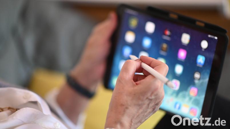 Eine Seniorin hält ein I-Pad in ihren Händen. Die Malteser wollen älteren Menschen jetzt Hilfe für die Nutzung der digitalen Welt bieten. Bild: Uli Deck/dpa