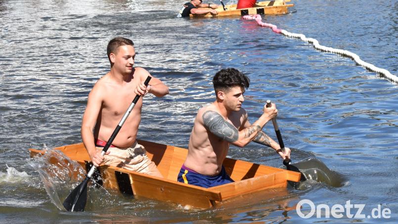 Das beliebte Sautrogrennen am Stadtweiher eröffnet am Samstag das Fischerfest. Archivbild: rgr