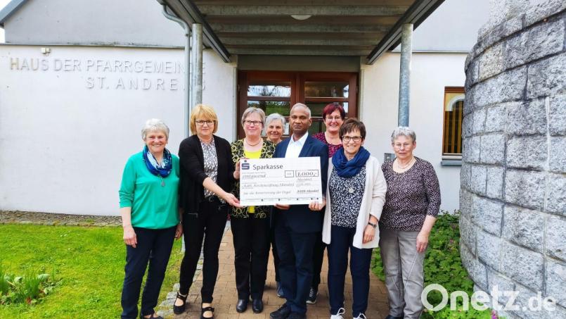 Der Frauenbund übergibt eine Spende für die Orgelsanierung. Bild: Schlehuber/exb