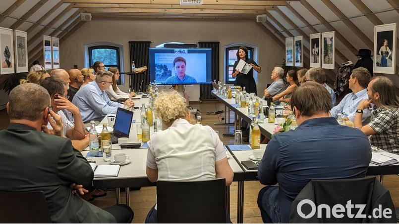 CeBB-Leiterin Dr. Veronika Hofinger (stehend) zeigt in ihren einleitenden Worten bei der Konferenz eine von vielen interessanten Publikationen zum Grünen Band. Bild: eib