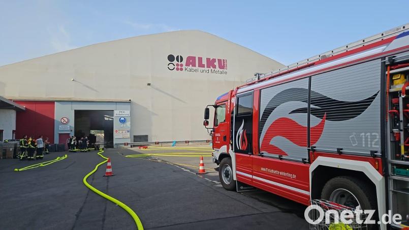 Aus noch ungeklärter Ursache kam es am Donnerstagnachmittag in einer Halle eines Betriebes in Maxhütte-Haidhof zu einem Großbrand. Der Schaden ist immens. Bild: Kreisbrandinspektion Landkreis Schwandorf/exb