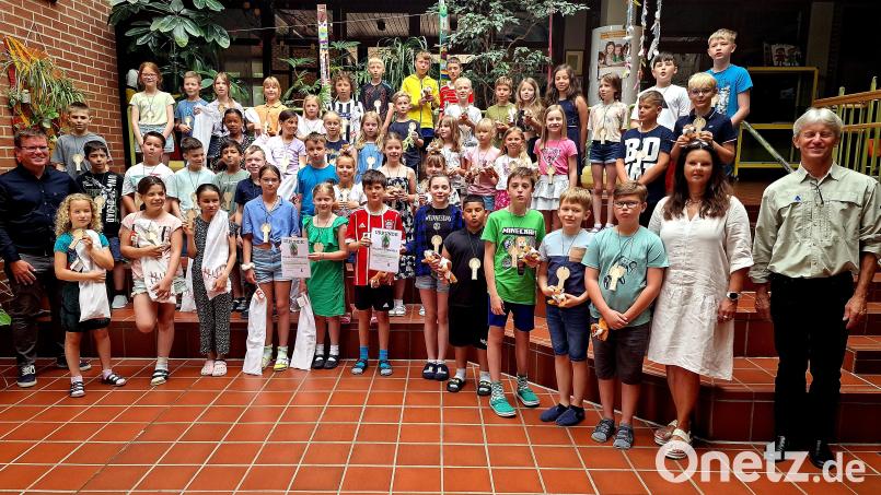 Mit Stolz zeigen die Klassensprecher der beiden Klassen der Clausnitzerschule ihre Urkunden für den Sieg und den 3. Platz bei den Waldjugendspielen. Dazu gab es Geschenke von Forstdirektor Gerhard Hösl (rechts). Bild: R. Kreuzer