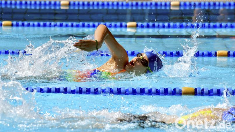 Beim Kurfürstenpokal im Amberger Hockermühlbad geht es für die Schwimmer am Wochenende neben den persönlichen Erfolgen auch um die begehrte Mannschaftstrophäe. Archivbild: Hubert Ziegler